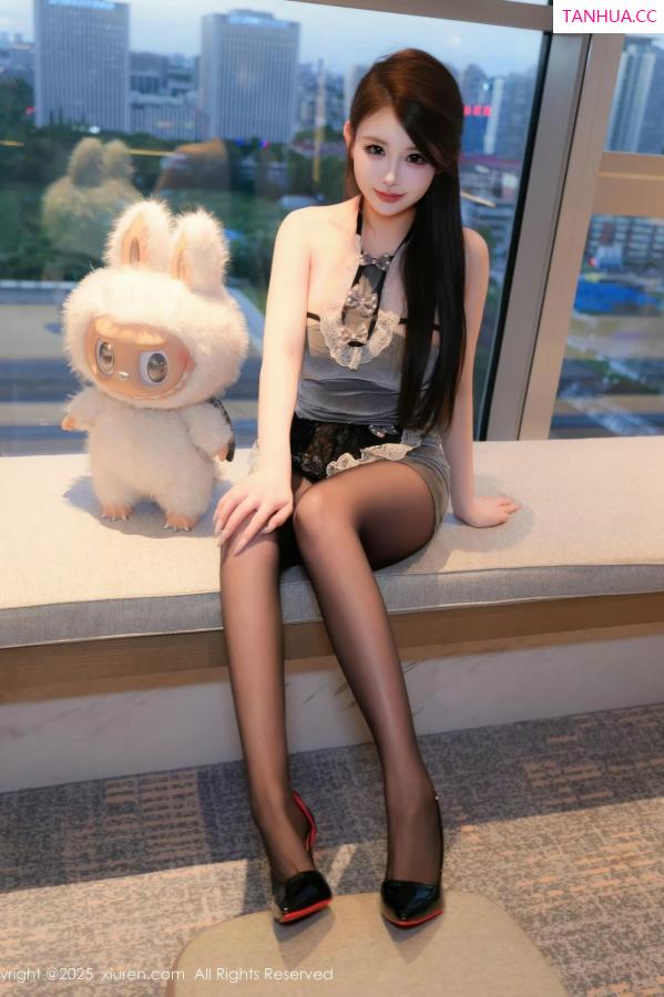 甜妮  [XiuRen]高清写真图 2025.10.17 No.10884 甜妮 灰色短裙第16张图片